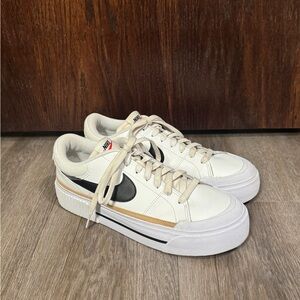 Nike Court Legacy Lift Sneakers